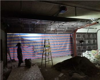 重庆解放碑苹果专卖店水晶卷帘门